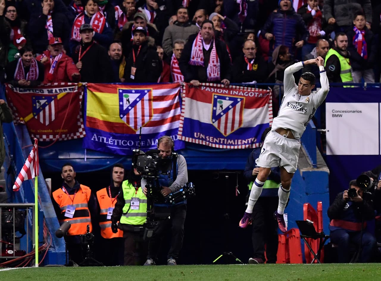 Tres goles del portugués Cristiano Ronaldo y un ejercicio consistente del Real Madrid sometieron al Atlético de Madrid en el estadio Vicente Calderón.