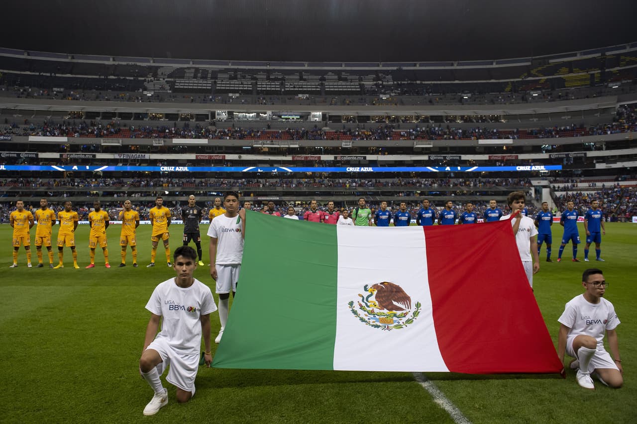 Hoy se conmemoró el Día Nacional de la Bandera y por ello se cantó el Himno Nacional de México previo al cotejo.