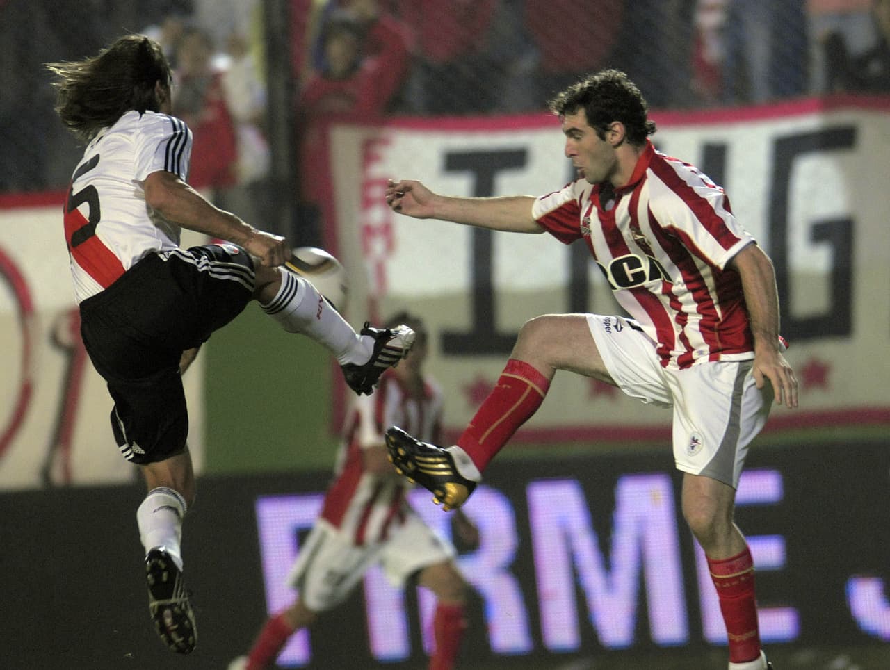 En su vuelta a River Plate, fue de lo más rescatable del club que a la postre descendería. El que sale con camiseta de Estudiantes de La Plata es Mauro Boselli.