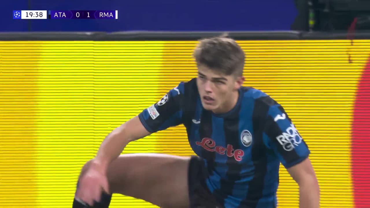 ¡TIRO ATAJADO! disparo por Charles De Ketelaere.