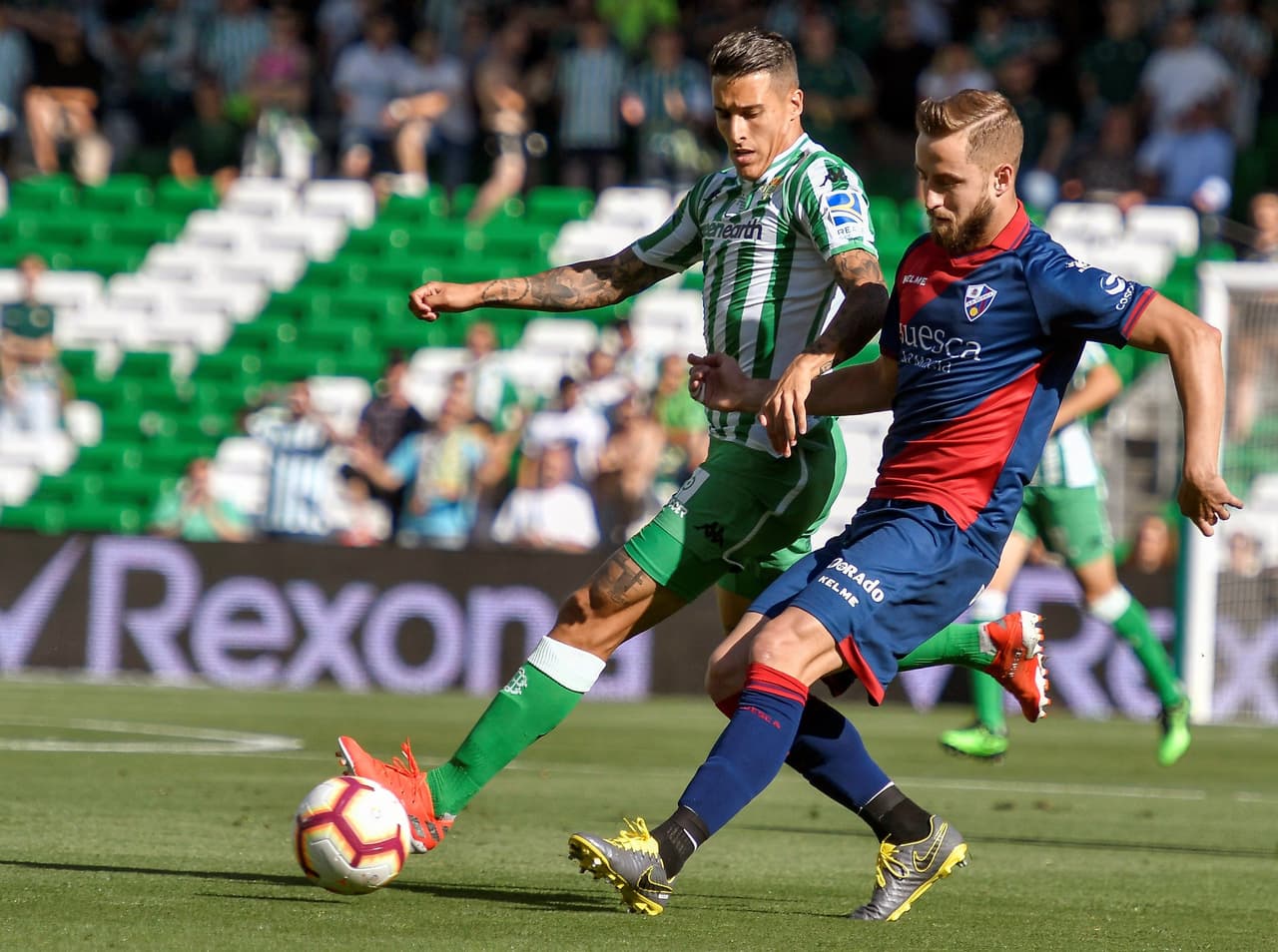 Huesca fue más atreviso para la segunda parte y al minuto 10 encontró en un penalti a su favor la igualdad en cobro ejecutado por Juanpi Anor para el 1-1.