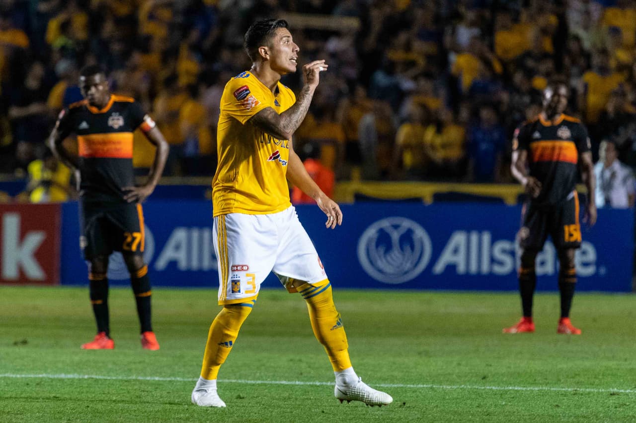 Pero en el único parpadeo que tuvo la zaga de Houston, le quedó un balón a modo al defensa central Carlos Salcedo, quien se agregó al ataque, y de volea, empalmó perfectamente la pelota para batir a quemarropa a Joe Willis para el 1-0.