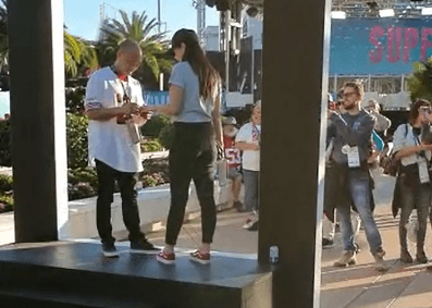 Fan de los 49ers hace propuesta matrimonial previo al Super Bowl