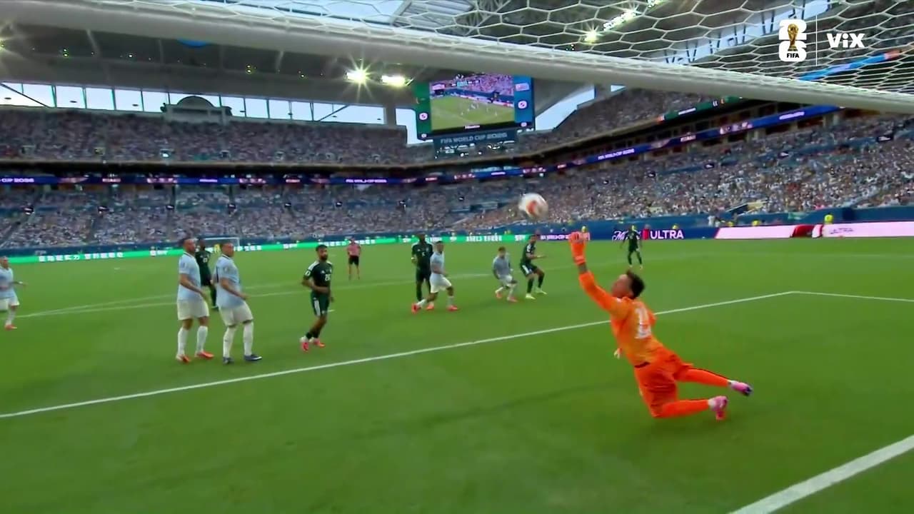 ¡Muslera en el fondo! Fogonazo de Alamri es desviado por el arquero uruguayo