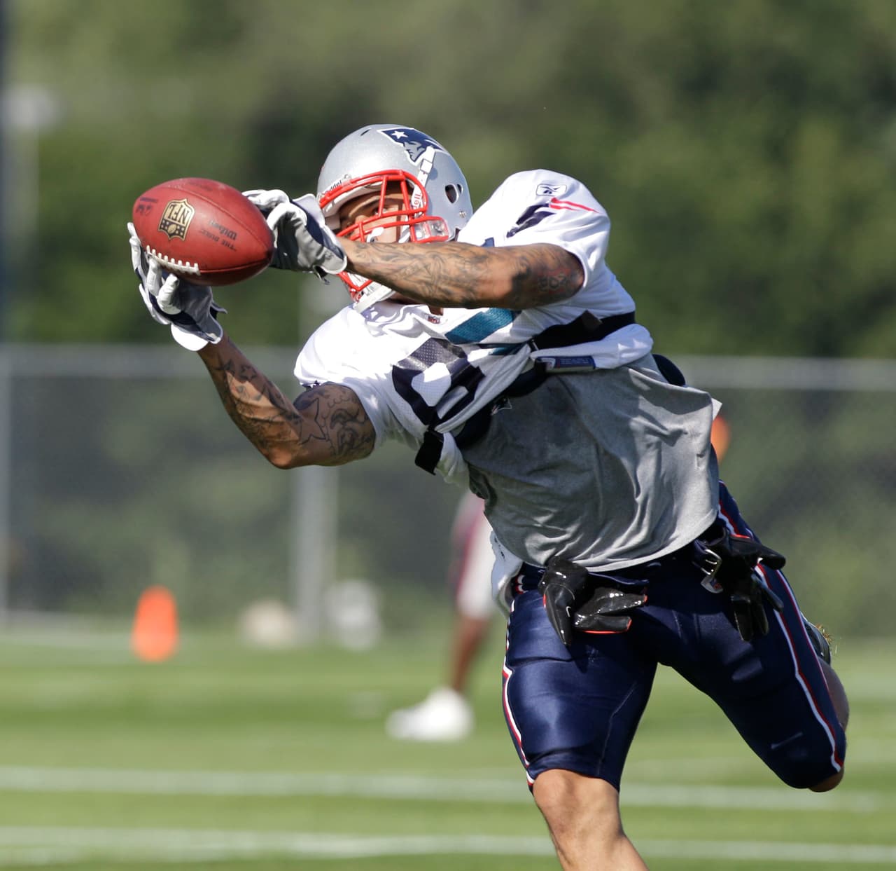 El 8 de junio de 2010 Hernandez firmó su primer contrato profesional por los siguientes 4 años con un bono de 200.000 dólares, además de otros por objetivos cumplidos en la temporada que alcanzaban los 700.000 dólares.