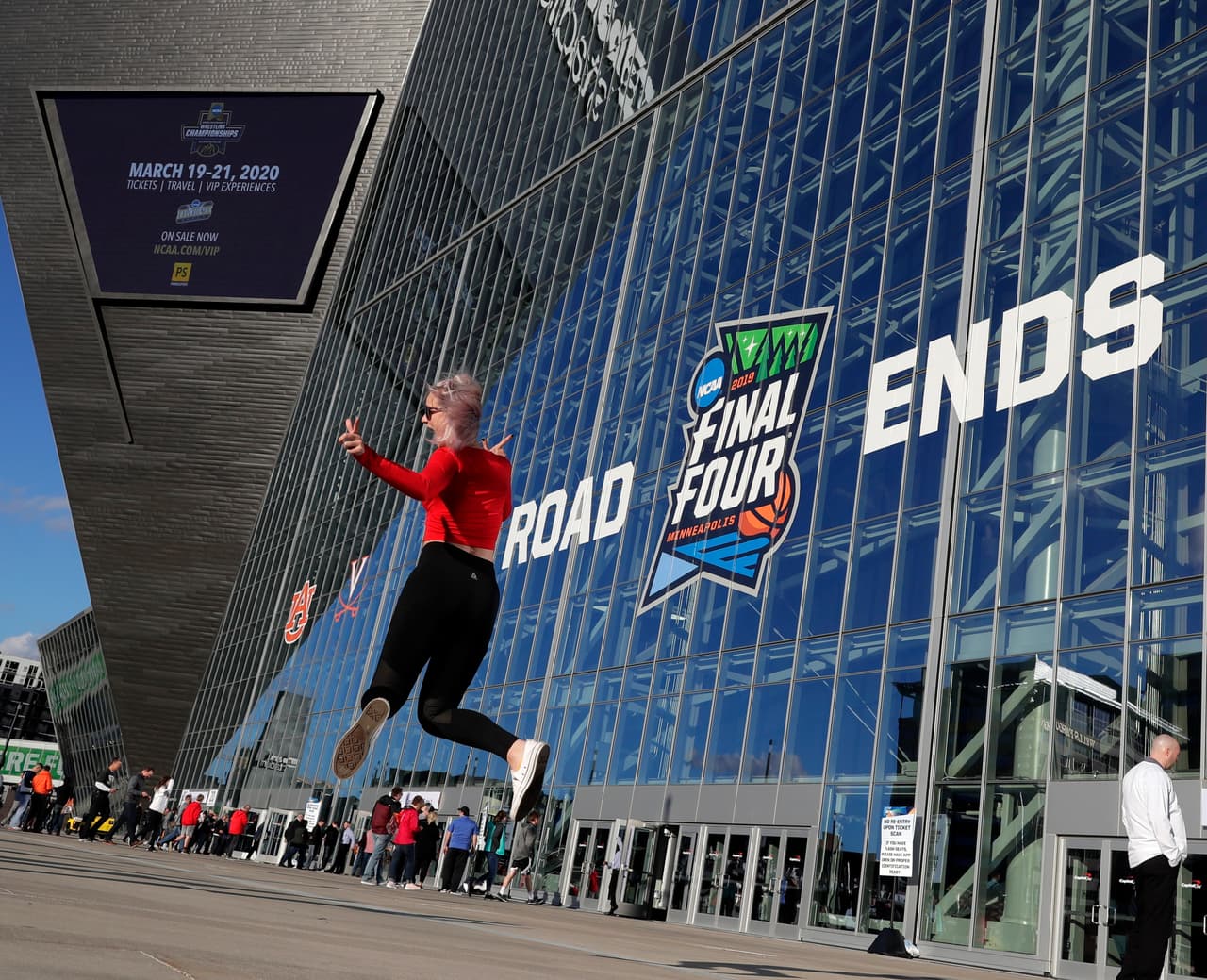 Un increíble ambiente el que se vivió dentro y fuera del US Bank Stadium previo al Juego por el Campeonato Nacional del básquetbol universitario entre los Texas Tech Red Raiders y los Virginia Cavaliers.
