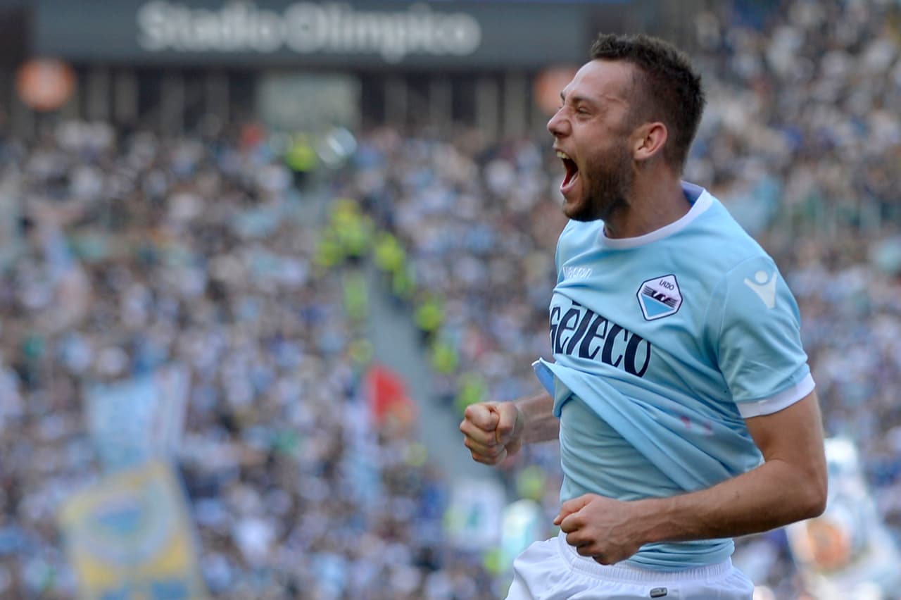Stefan de Vrij podría salir de la Lazio con rumbo a la Premier League. Hay varios equipos interesados, pero el que más fuerza toma es el Liverpool.