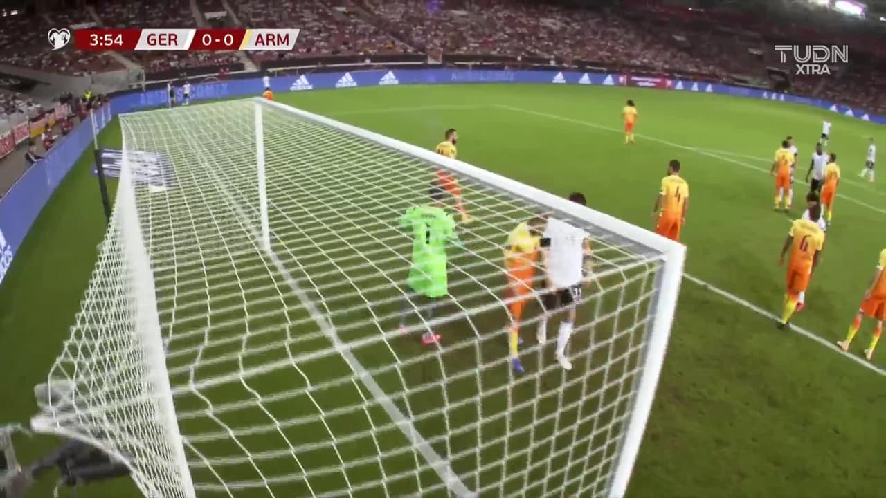 ¡CERCA! Thilo Kehrer disparó que se estrella en el poste.