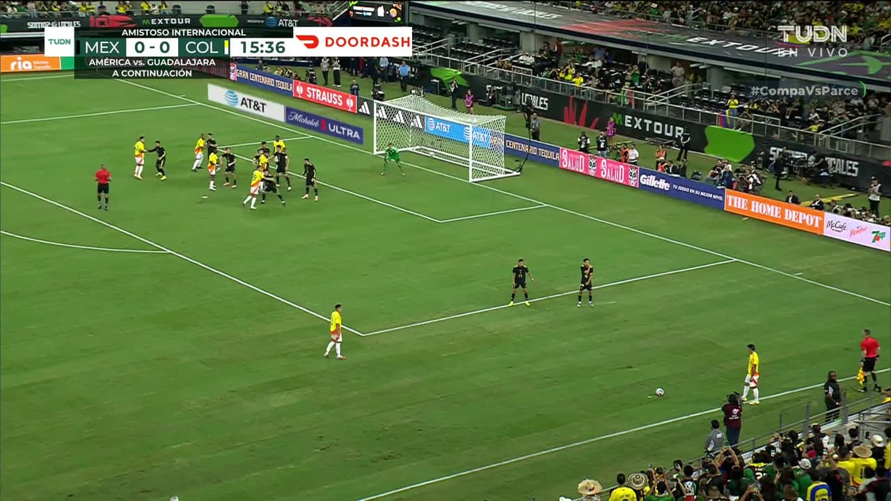 ¡GOL!  anota para Colombia. Jhon Lucumí