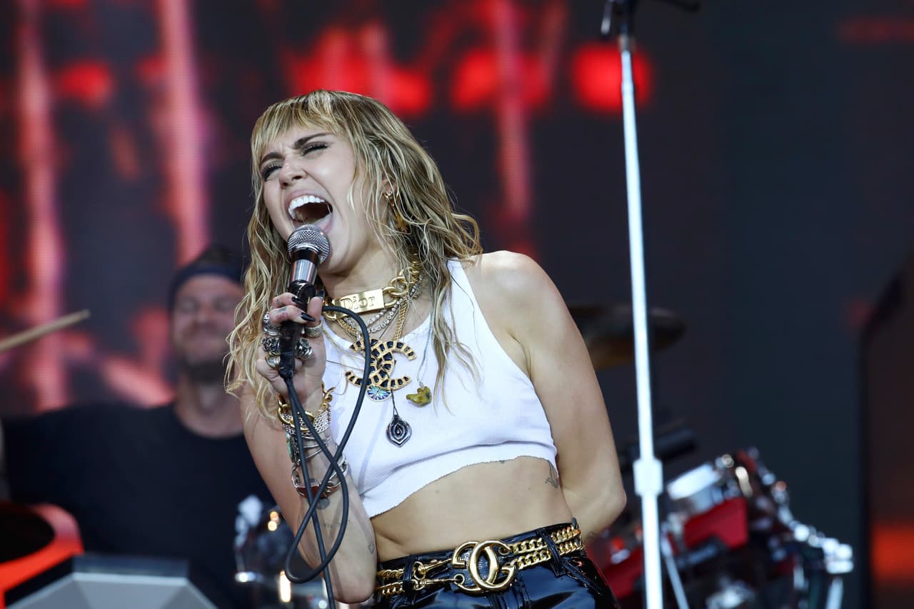 Ha hecho covers de Metallica, Led Zeppelin y Blondie, Amy Winehouse y Arctic Monkeys.