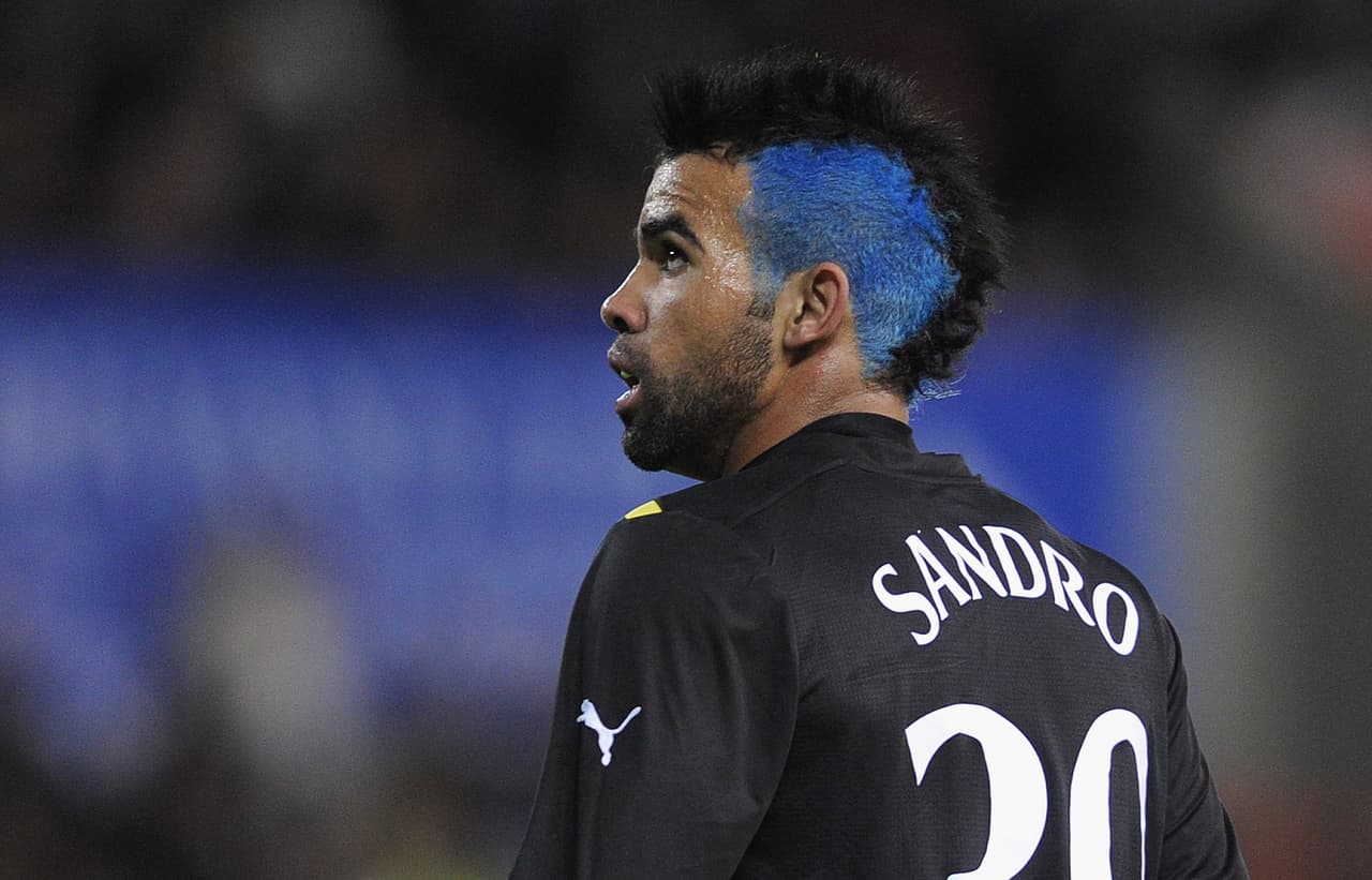 El mediocampista brasileño Sandro del Tottenham también impactó a todo el mundo con su cabello azul.