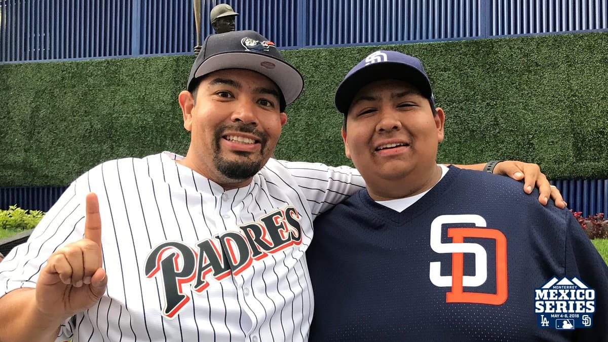Los aficionados de los San Diego Padres mostraron su amor por el equipo.
