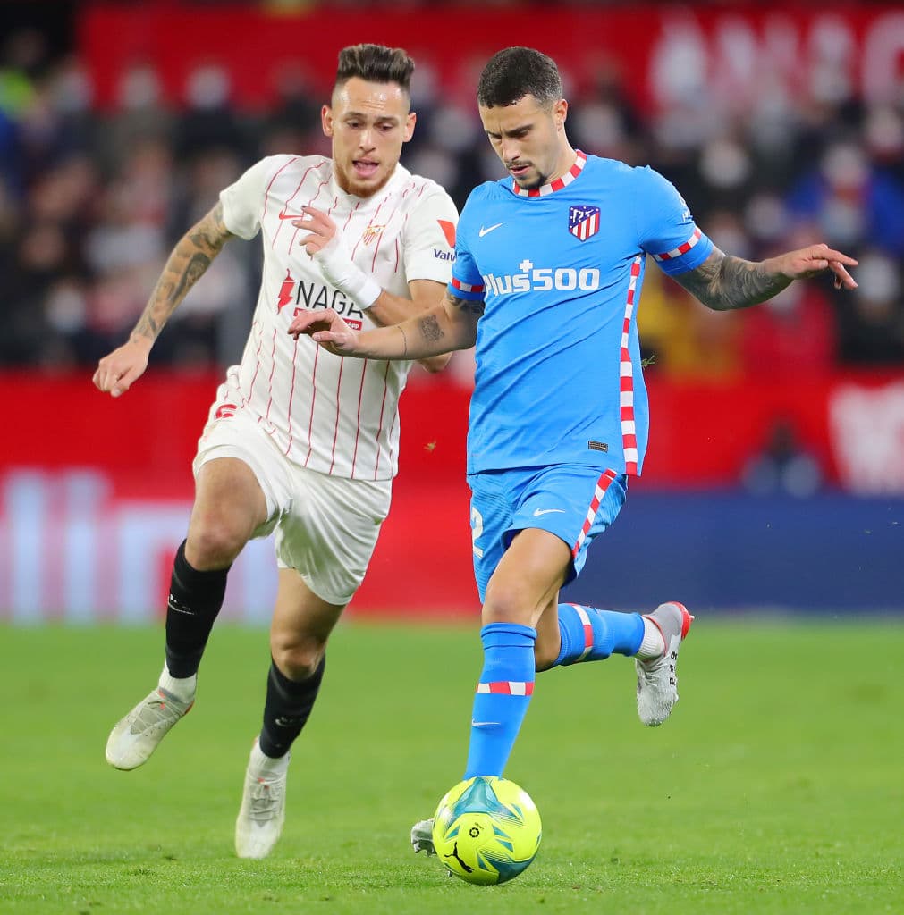 Con golers de Ivan Rakitic y Lucas Ocampos, Sevilla le pega 2-1 al Atlético de Madrid y se ponen a cinco puntos del líder, Real Madrid.