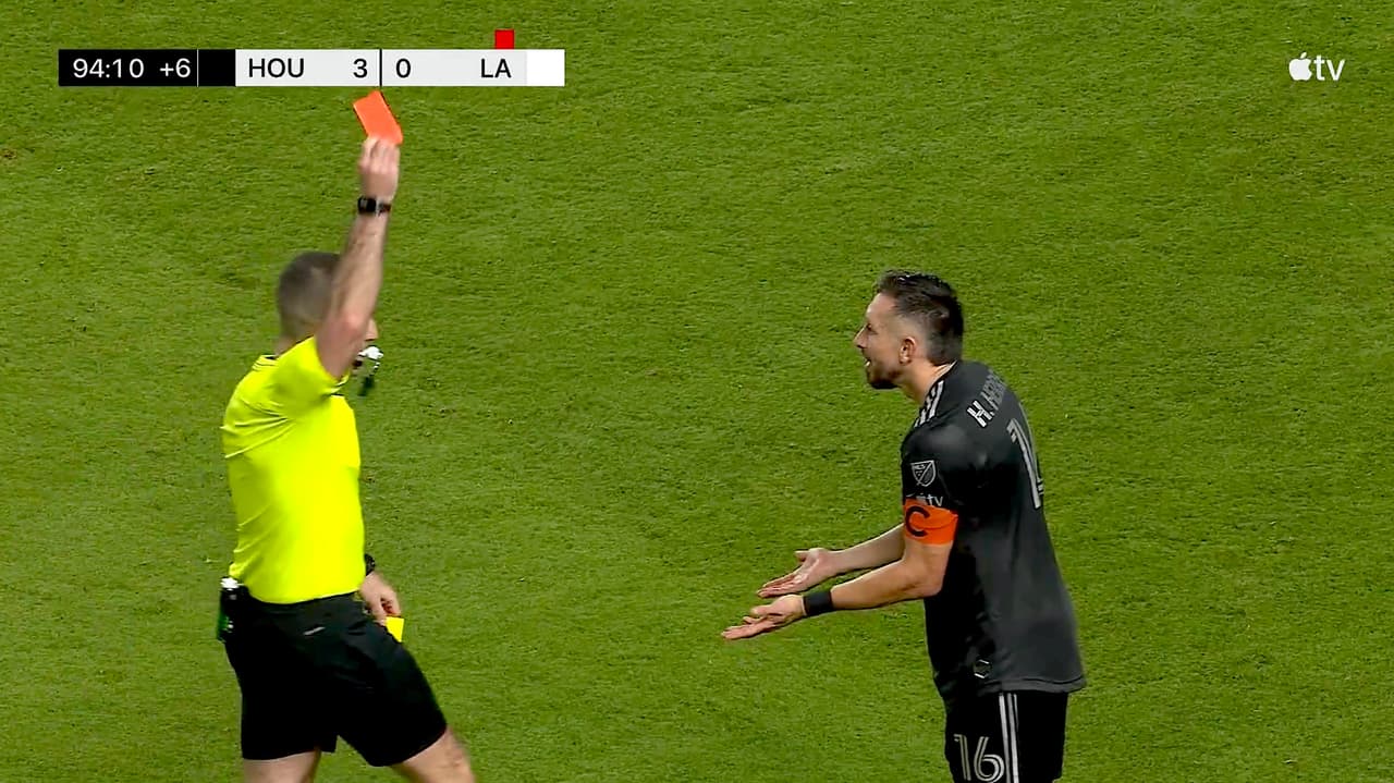 Patadón y a la calle... HH se va expulsado por dura entrada a Chicharito