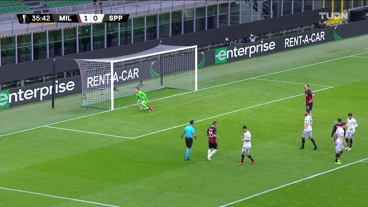 ¡CERCA! Zlatan Ibrahimovic disparó que se estrella en el poste.