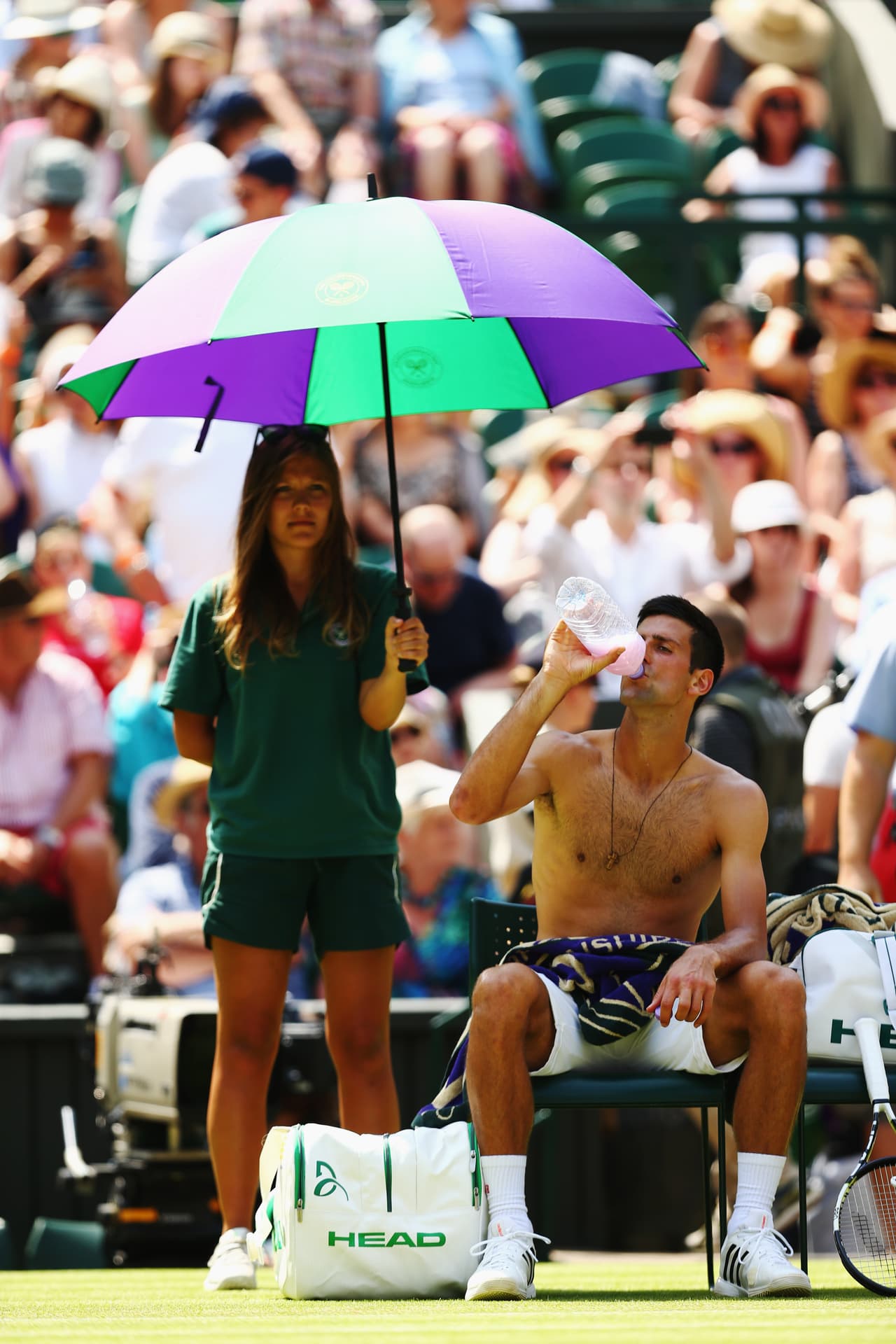 "En un día tan caluroso es bueno pasar el menor tiempo posible jugando", dijo Djokovic.