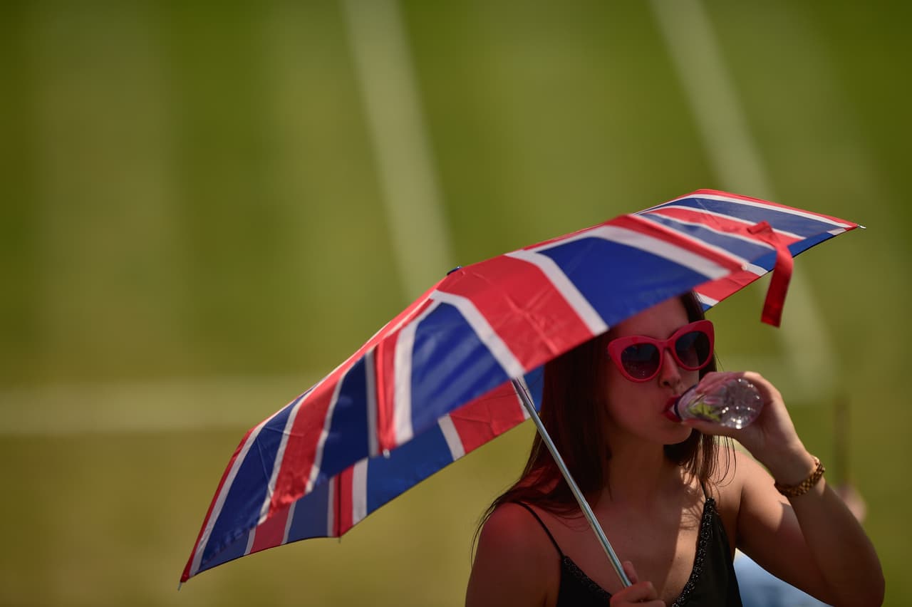El servicio meteorológico británico informó que las temperaturas alcanzaron los 35,7 grados centígrados (96,26 Fahrenheit) en Kew Gardens, el lugar de observación más cercano al All England Club.