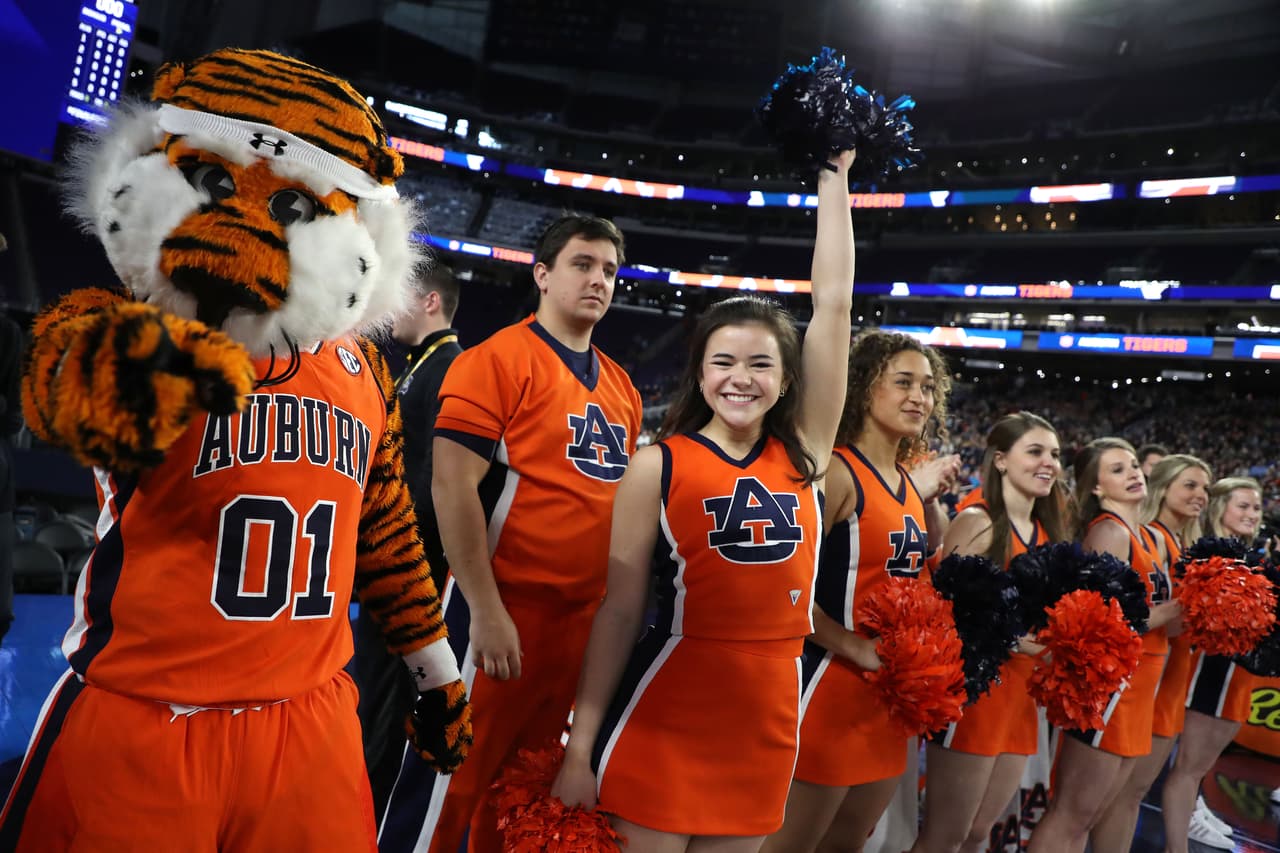 El color y la fiesta son protagonistas en la definición del básquetbol universitario de la NCAA, que tuvo de nuevo a los hinchas y a las porristas como los ejemplos de la alegría fuera de la competencia.