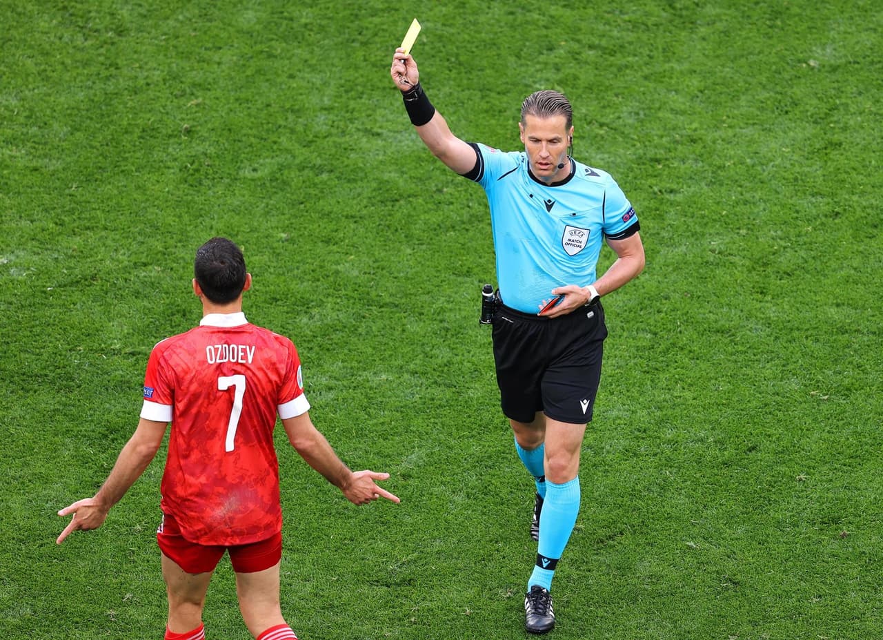 Rusia consigue su primera victoria tras derrotar 1-0 a Finlandia durante la segunda jornada del Grupo B en la Euro 2020. Parecía que los visitantes ponían el primer gol del encuentro pero, tras revisión del VAR, se anulaba la anotación. Ya al filo de la primera mitad, Aleksei Miranchuck anotó el tanto que le dio la victoria a los rusos en San Petersburgo.