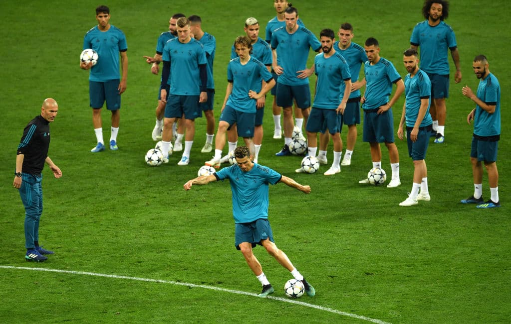 Como desde que inició su era en el Real Madrid, en 2009, cuando Cristiano Ronaldo patea el balón sus compañeros observan. Aquí en la práctica del viernes, ajustando y calibrando la potencia.