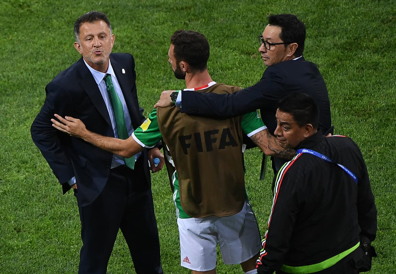 Ese modo furioso fue castigado por la FIFA con siete fechas por fuera de la dirección técnica.