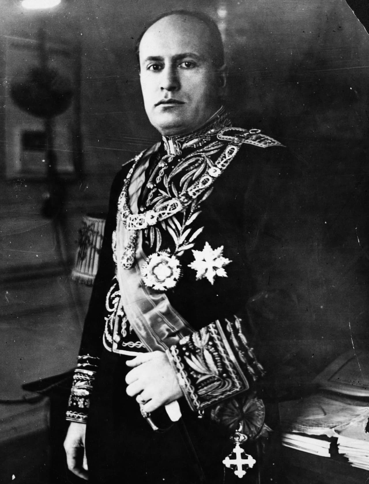 La Lazio tuvo su fundación en 1900, mientras que la Roma surgió en 1927 como una estrategia de este señor, el dictador italiano Benito Mussolini.