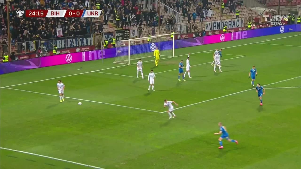 ¡TIRO ATAJADO! disparo por Roman Yaremchuk.