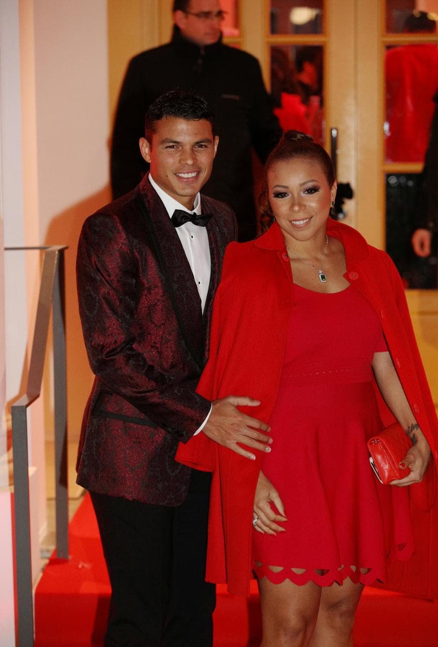 El capitán de la Canarinha y compañero suyo en el PSG, Thiago Silva, haciendo acto de presencia al lado de su esposa.