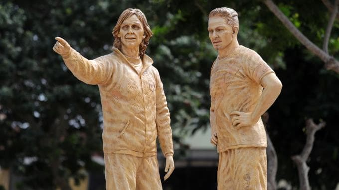 Como unos guerreros de Terracota o The Walking Dead, las estatuas del argentino Ricardo Gareca (izquierda) y el delantero Paolo Guerrero (derecha).