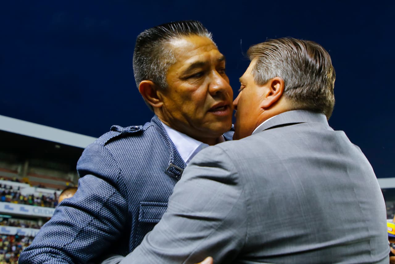 El saludo entre los dos técnicos, Ignacio Ambriz y Miguel Herrera, contemporáneos como futbolistas en activo.