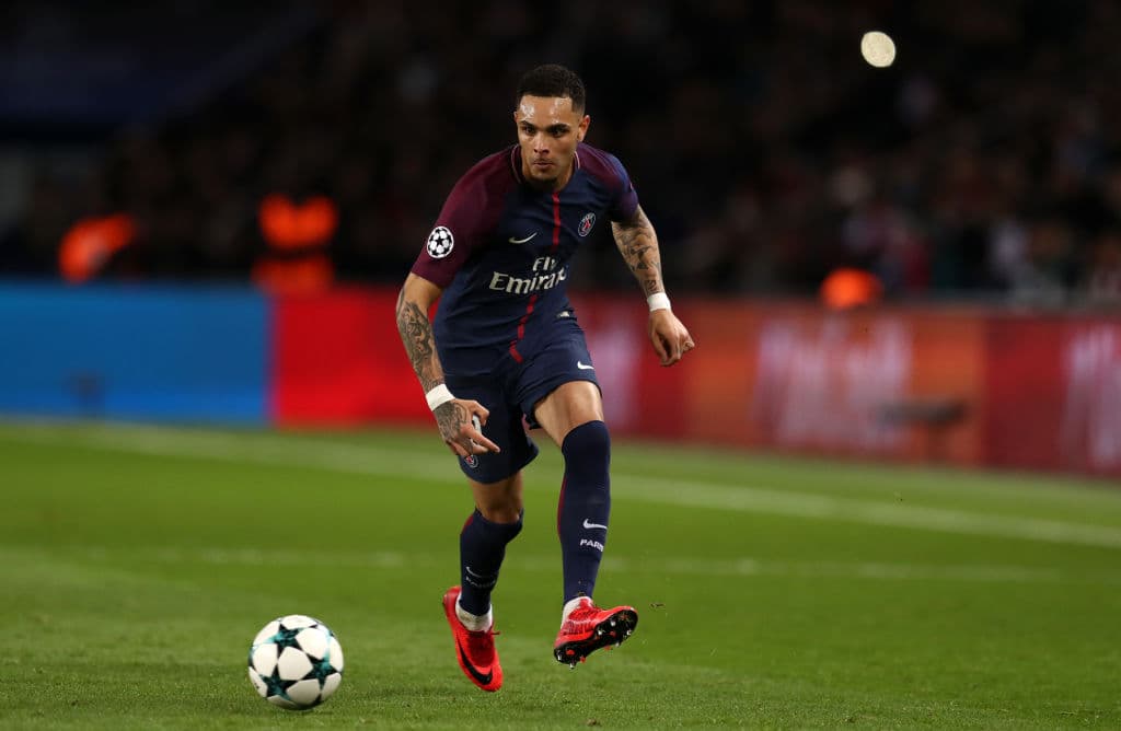 Layvin Kurzawa, defensa del PSG es un jugador muy codiciado pues equipos franceses e italianos han estado mostrando interés por él, ya que termina su contrato esta temporada. Juventus y Arsenal son equipos que están tras de este jugador.