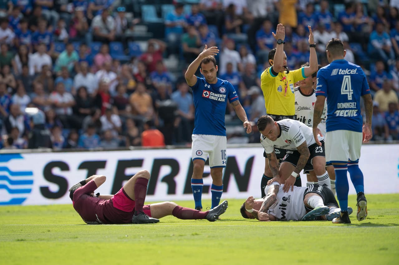 Un fuerte golpe entre Milton Caraglio, de Atlas, y Jesús Corona, de Cruz Azul, provocó que el juego se detuviera por siete minutos.