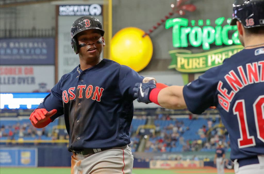 Rafael Devers abrió la alta de la undécima entrada con sencillo al center field, luego llegó a la intermedia por pasaporte a Chavis, en elevado de Jackie Bradley llegó a la antesala.