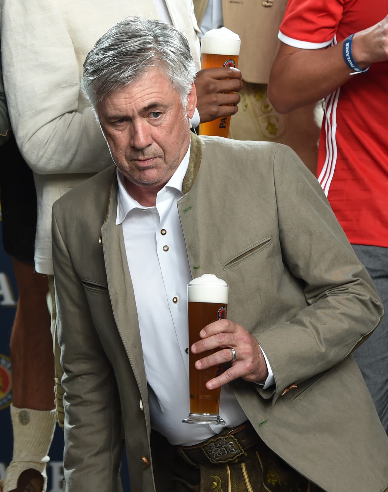 Tras vencer 5-0 al Rostov en Champions League, el conjunto bávaro se tomó su característica foto oficial con pantalones de cuero promoviendo el Oktoberfest. Durante la sesión fotográfica se apreció el gran ambiente que se vive en el vestidor del Bayern Munich.