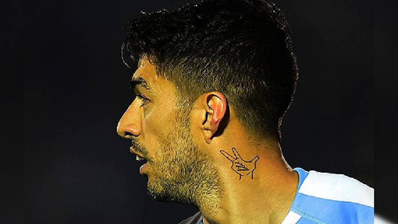 El ya famoso número tres en su cuello.