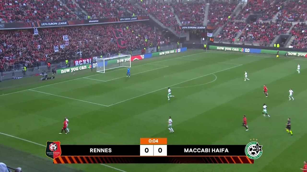 Arranca el partido y la pelota está en juego.