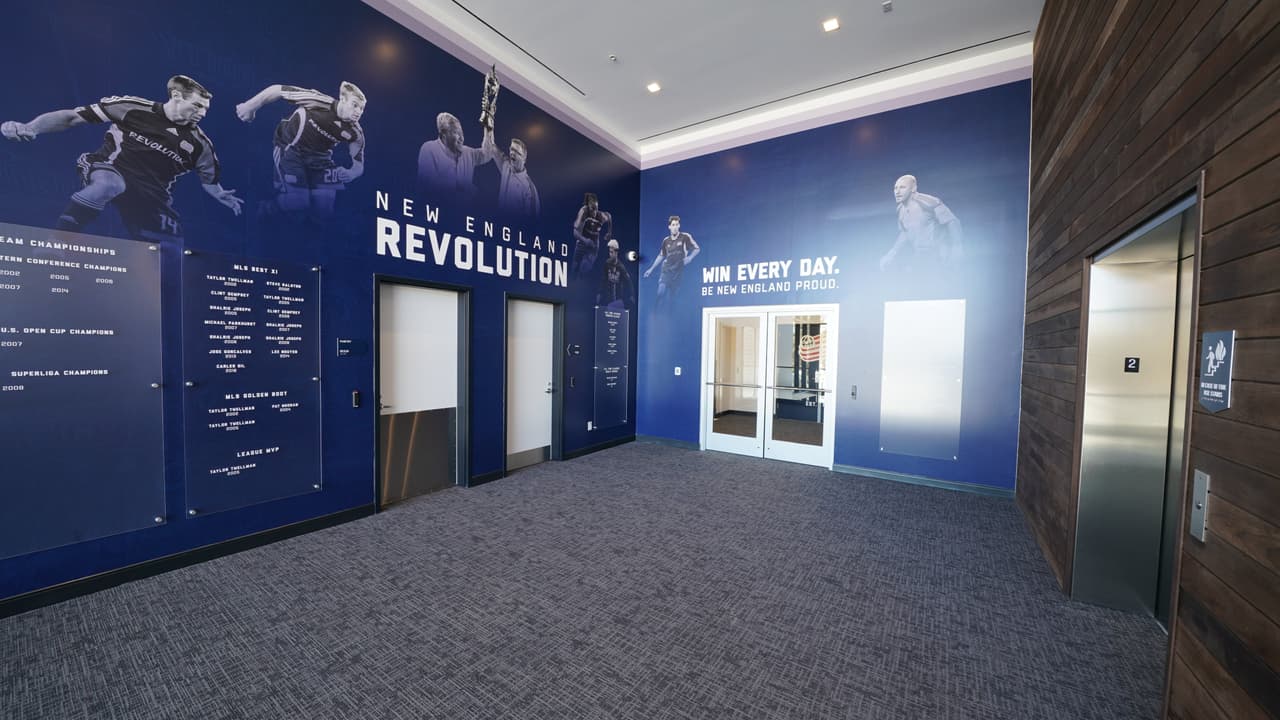 Ambientes amplios y luminosos son la norma en la nueva ciudad deportiva de New England Revolution.