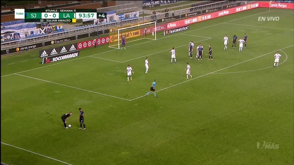 Tarjeta amarilla. El árbitro amonesta a Julian Araujo de LA Galaxy