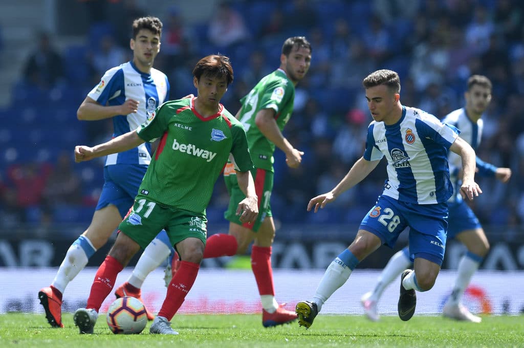 El Betis y el Eibar llegaron a un acuerdo para el traspaso del japonés
<b> </b>Takashi Inui. El nipón retorna al Eibar, el primer equipo al que llegó en La Liga después de dejar al conjunto armero por unos tres millones de euros. Inui firma por las próximas tres temporadas para volver a ponerse a las órdenes de un José Luis Mendilibar quien estará encantado de tener a su servicio las prestaciones de un jugador que siempre ha rendido con el equipo vasco.