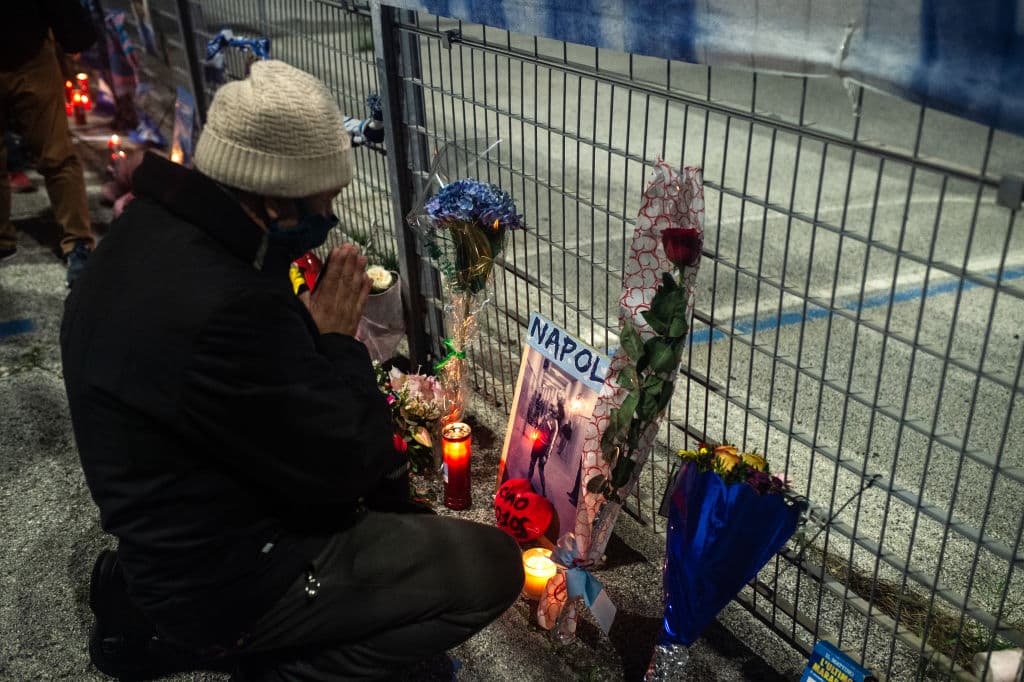 Así viven la muerte de Diego Armando Maradona en San Paolo.