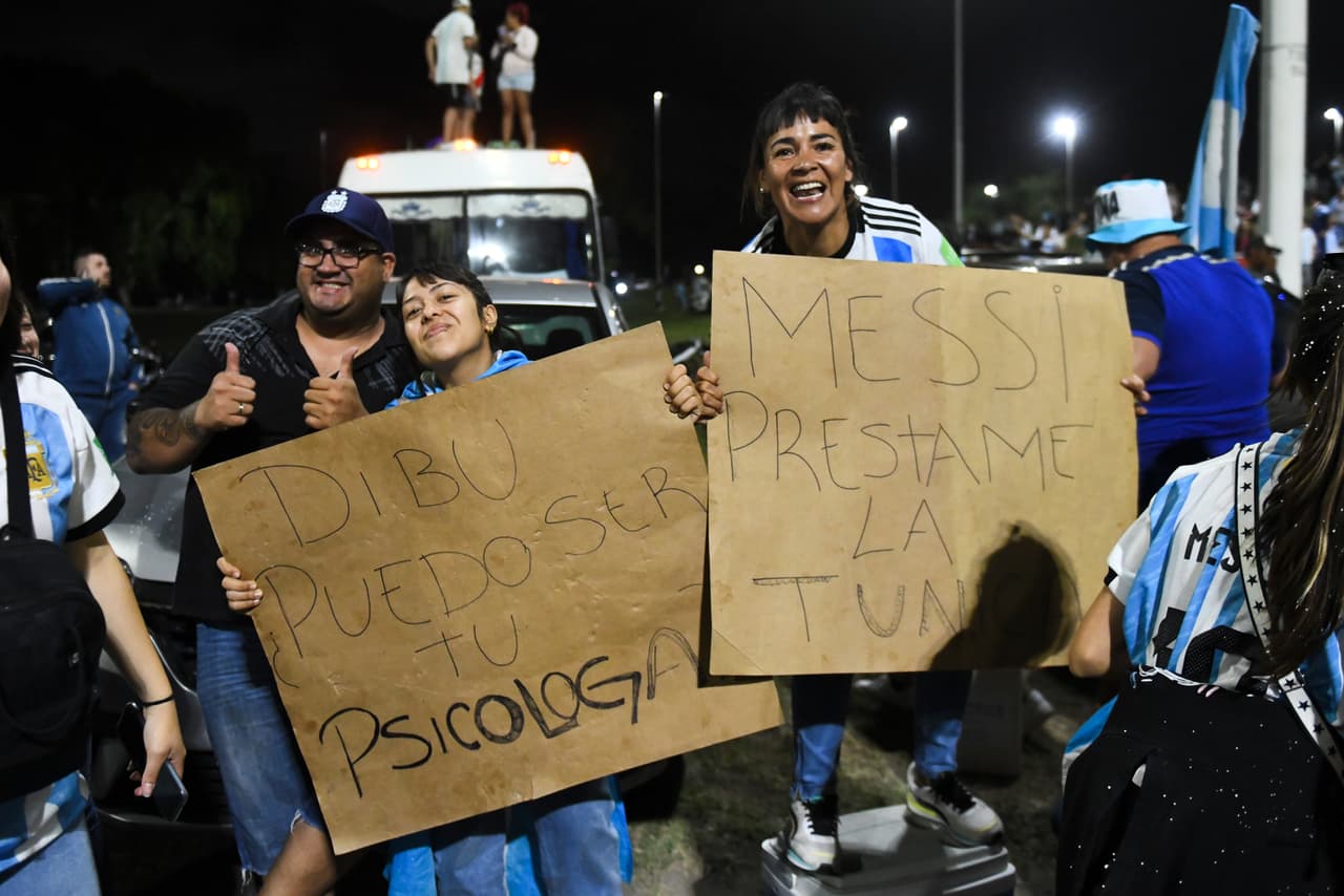 Festejos de la selección argentina en Buenos Aires tras ganar el Mundial Qatar 2022.