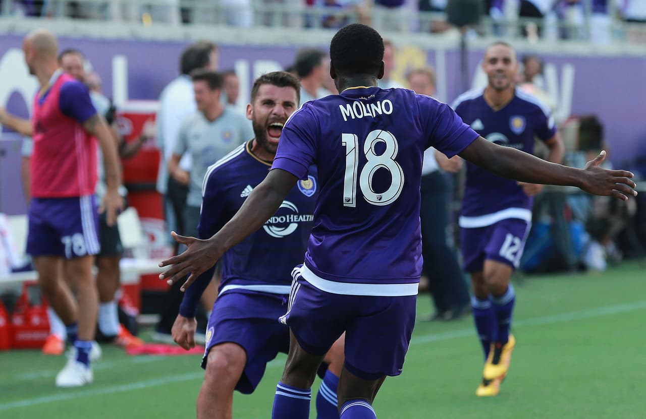 Nocerino invadió el campo para celebrar el gol de Kevin Molino.