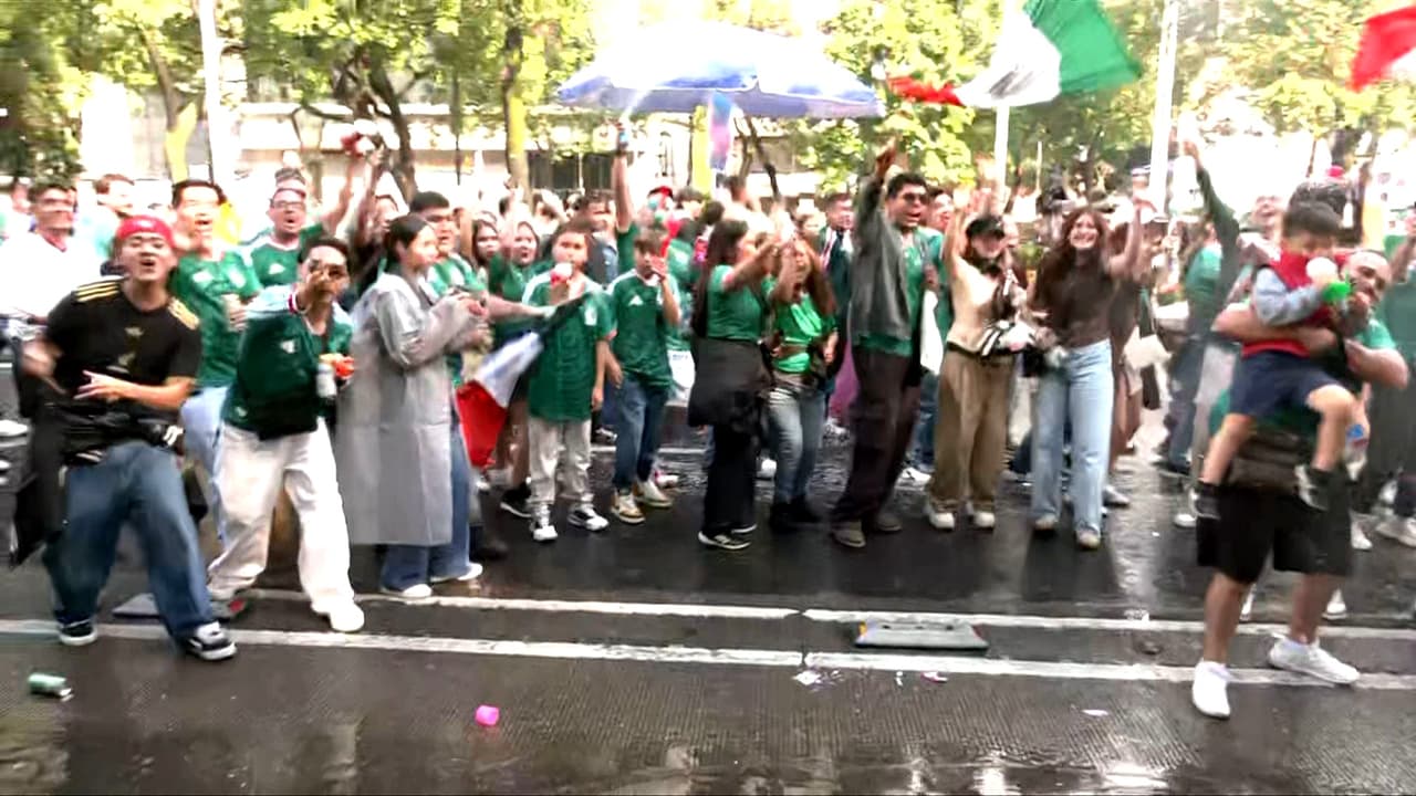 Ola verde en México: Familias madrugan, venden carros y cruzan fronteras para la Copa, "el sacrificio lo vale"