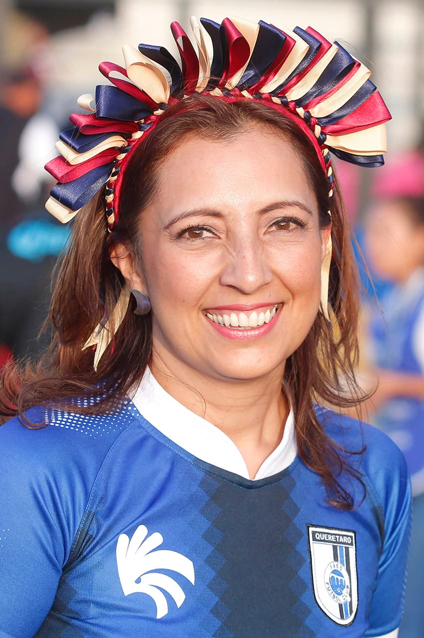 Las fanáticas de Querétaro también acompañan a su equipo en el estadio.