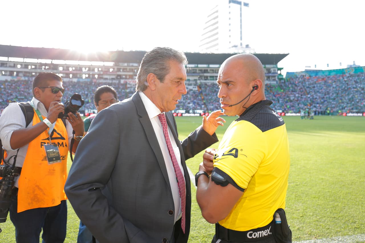 ¿Qué le habrá dicho 'El Jefe' al árbitro?