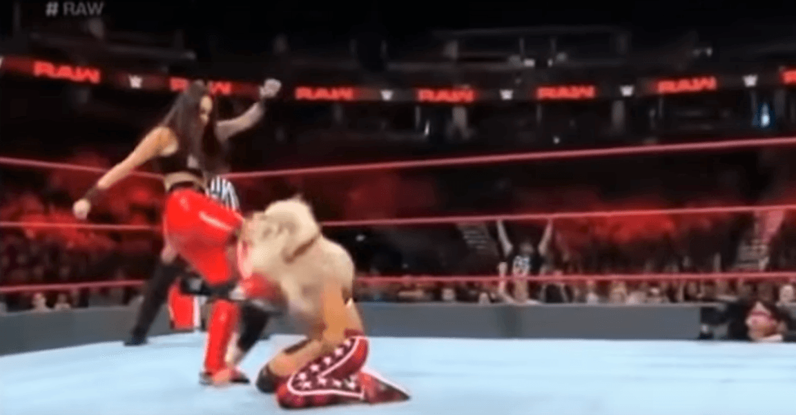 Sin embargo, a Brie falló el cálculo de las últimas dos patadas impactando fuertemente la cabeza de la gladiadora Liv Morgan, siendo esta la primera.