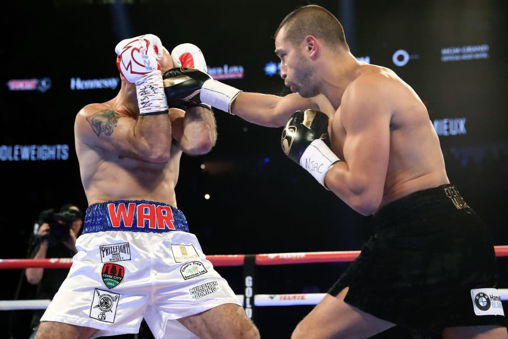 Su rival era el parlanchín irlandés Gary 'Spike' O'Sullivan, quien se metió bajo su piel con todas las palabras e insultos que le lanzó al canadiense. La pelea pintaba para mucho más.