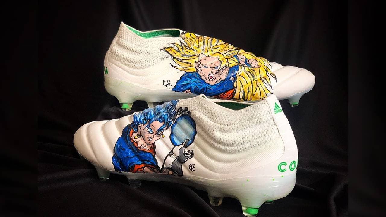 Kike Padilla fue el encargado de diseñar los increíbles tacos para futbolistas como Alan Pulido, Jair Pereira y Nicolás Vikonis. ¿Qué caricatura plasmarías en tus tenis para brillar en el terreno de juego?