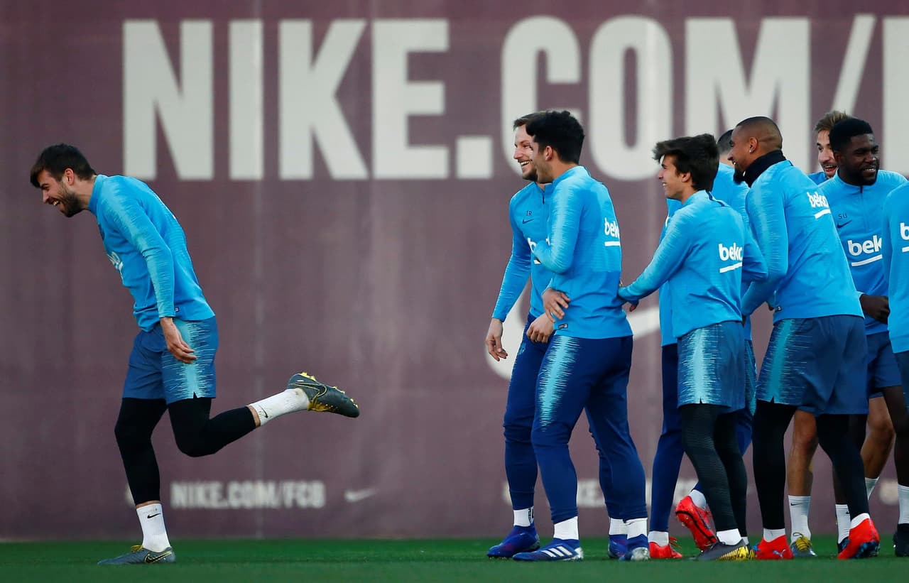 Barcelona debe empatar por dos goles o ganar en su visita a Real Madrid en el estadio Santiago Bernabéu si quiere pasar a la Final de la Copa del Rey, pero eso no le quitó la alegría al plantel en su última práctica antes del juego.