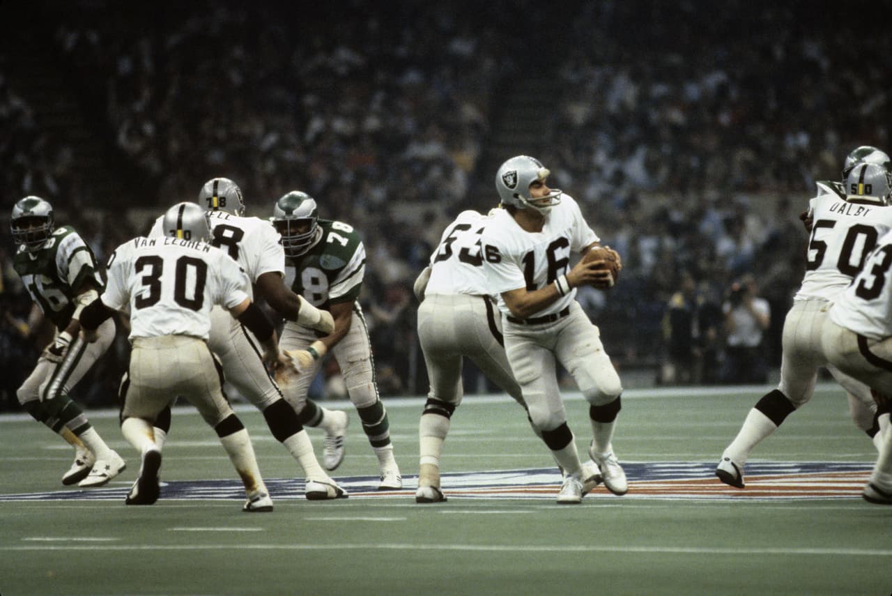 SUPER BOWL XV - OAKLAND RAIDERS. Tras 9 partidos estaban 6 - 3, corrigiendo una temporada que inició 2 - 3 con Dan Pastorini de quarterback hasta que Jim Plunkett apareció.